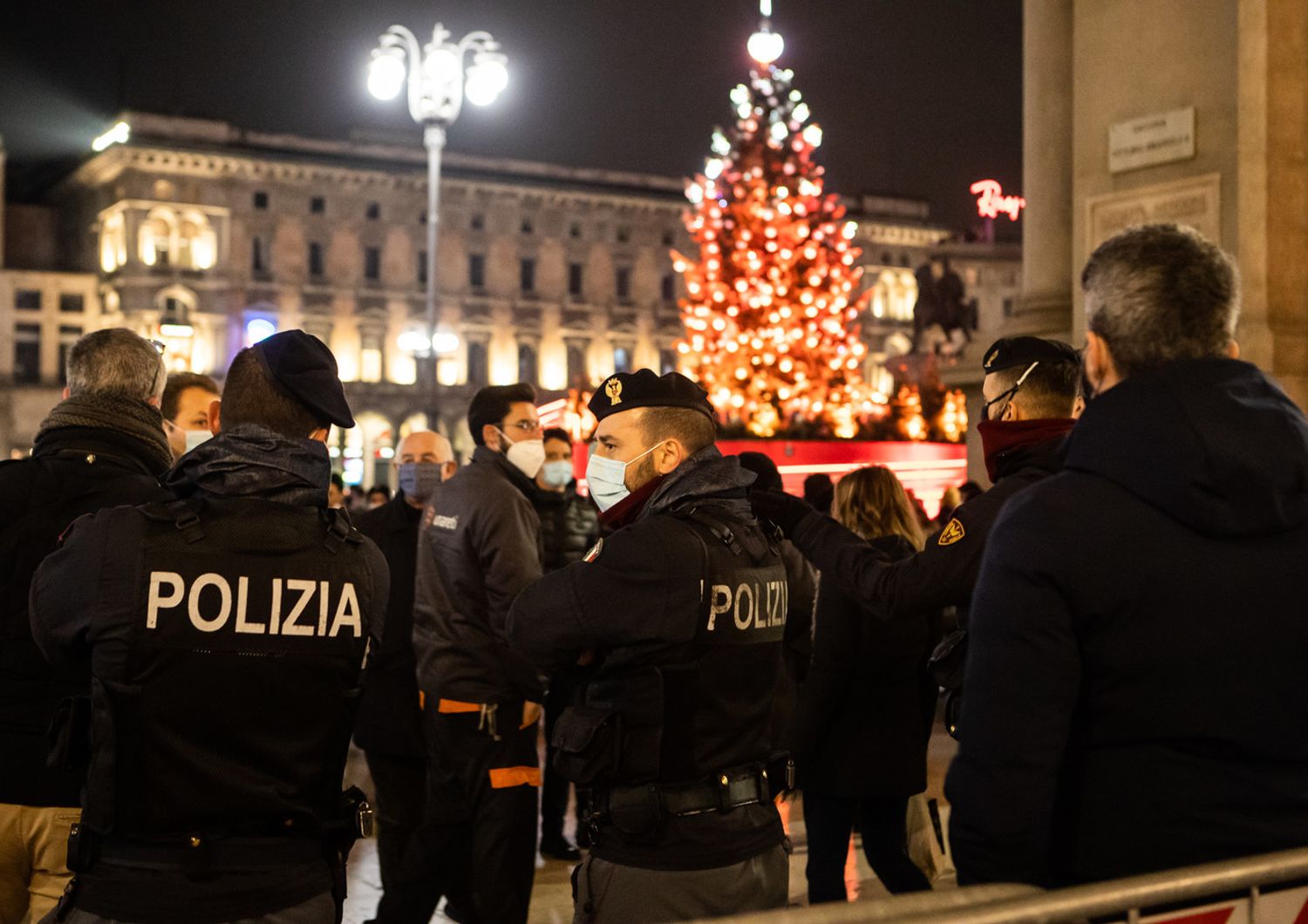 Polizia in piazza Duomo a Milano