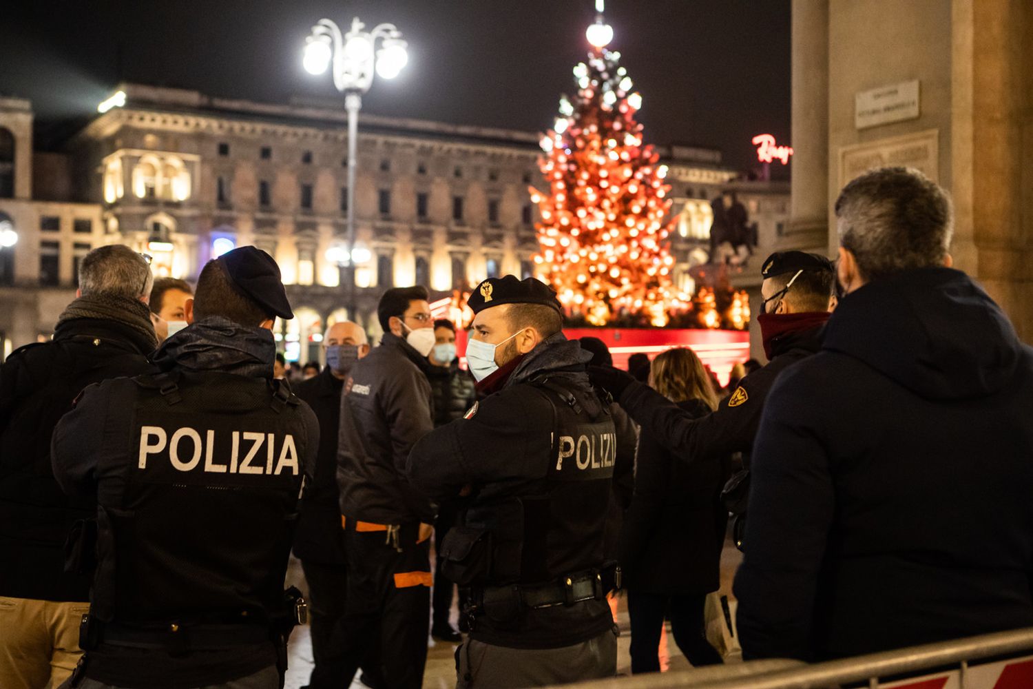 Polizia in piazza Duomo a Milano