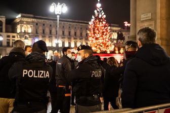 Polizia in piazza Duomo a Milano