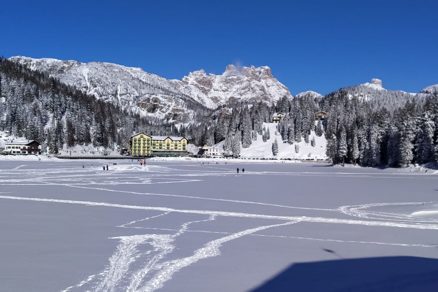 Il lago di Misurina sotto la neve