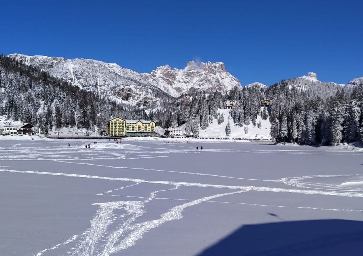 Il lago di Misurina sotto la neve