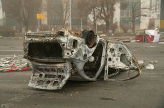 Un'auto data alle fiamme nel centro di Almaty, in Kazakistan