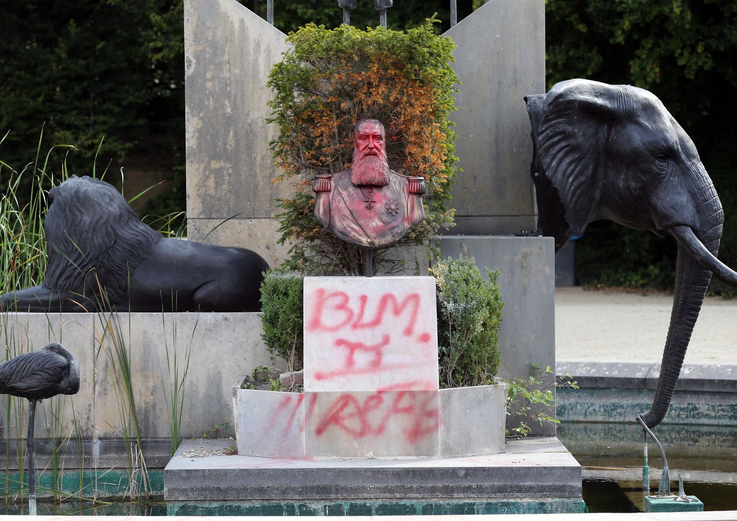 La statua di Leopoldo II imbrattata durante le proteste dell'agosto 2020