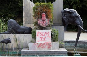 La statua di Leopoldo II imbrattata durante le proteste dell'agosto 2020