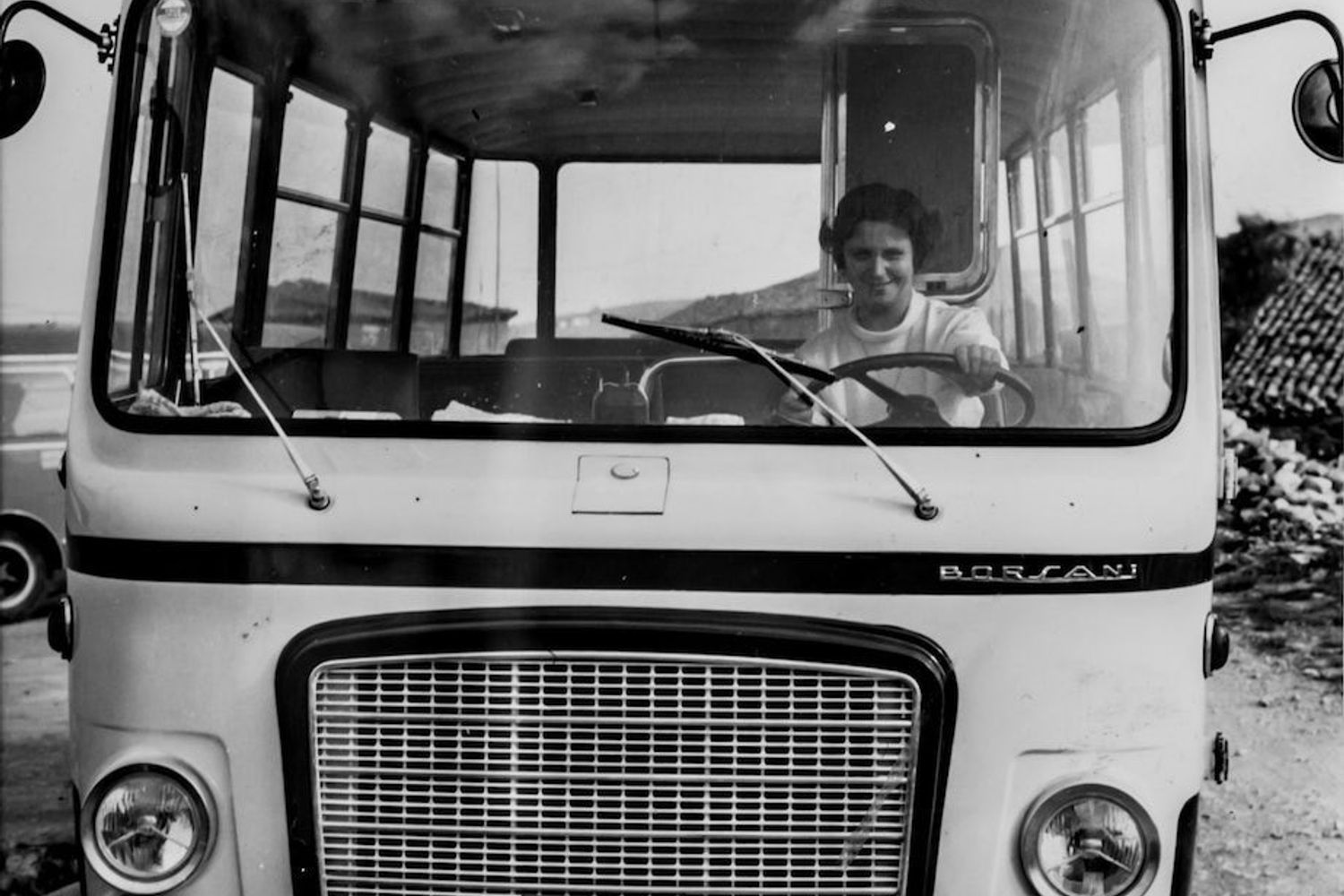Giulia Solomita alla guida di un pullman negli anni '60