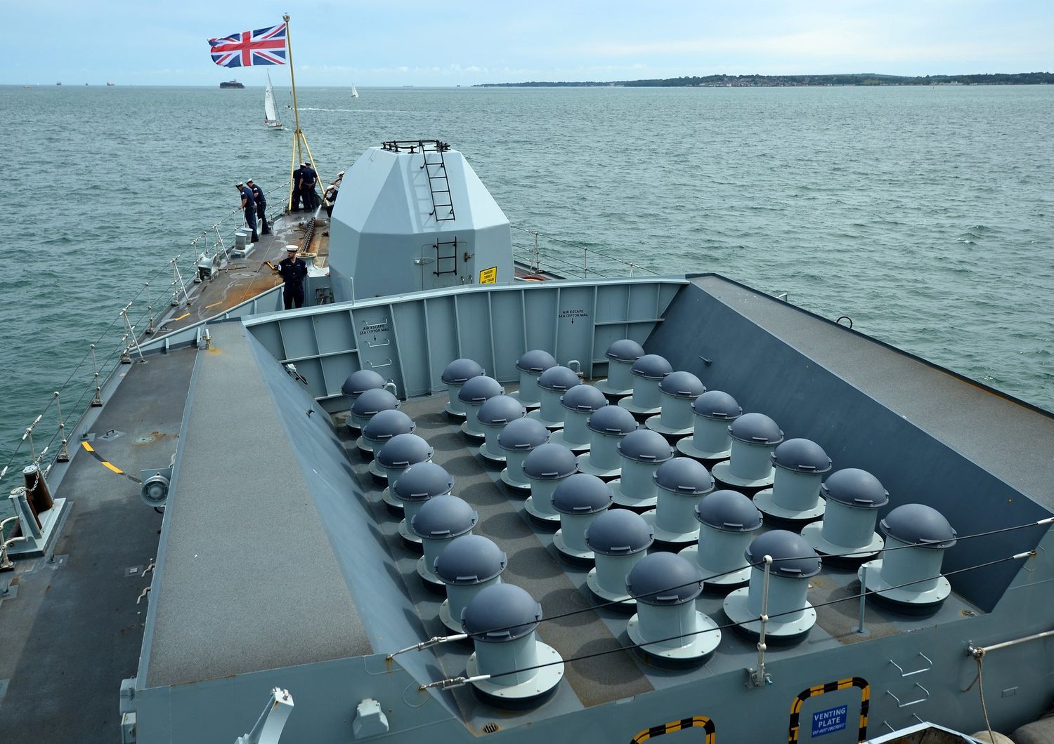 In una foto d'archivio l'equipaggio al lavoro sull'HMS Northumberland, la fregata coinvolta nella collisione