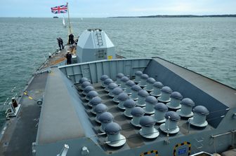 In una foto d'archivio l'equipaggio al lavoro sull'HMS Northumberland, la fregata coinvolta nella collisione