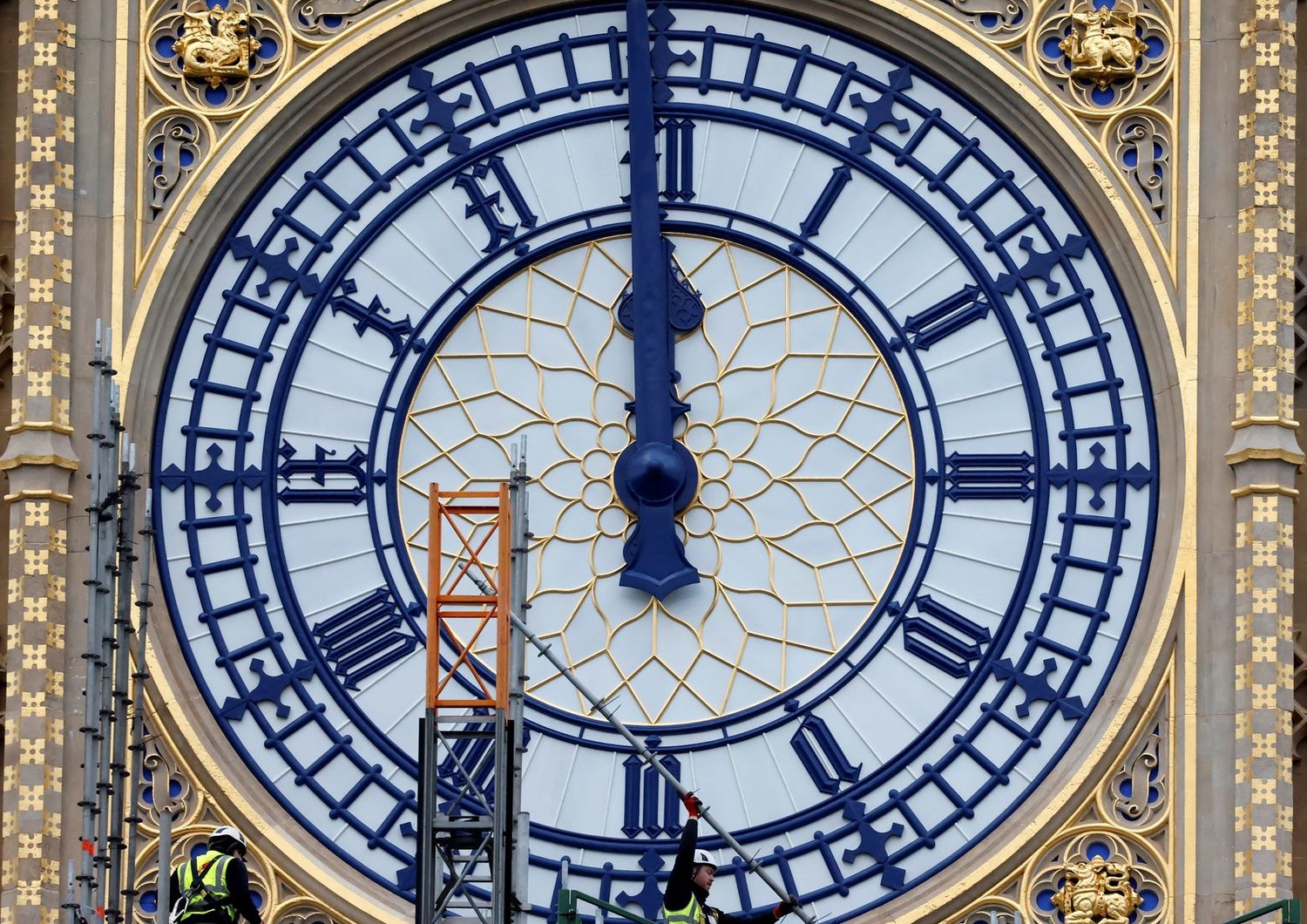 Big Ben quadrante fermo a mezzogiorno