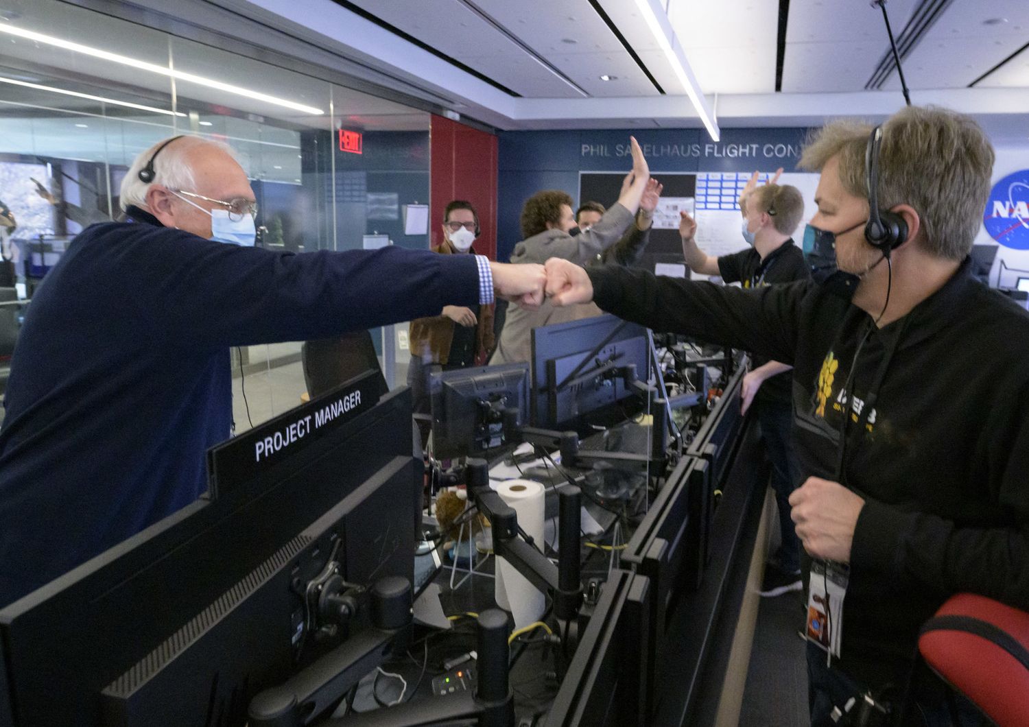 Lo staff della Nasa festeggia la conclusione del lavoro sul telescopio James Webb