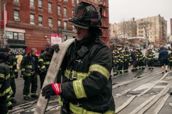 maxi incendio bronx new york morti bambini