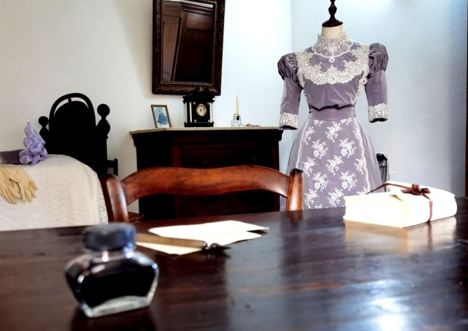 L'abito nuziale di Grazia Deledda nella sua camera da letto nella casa museo di Nuoro
