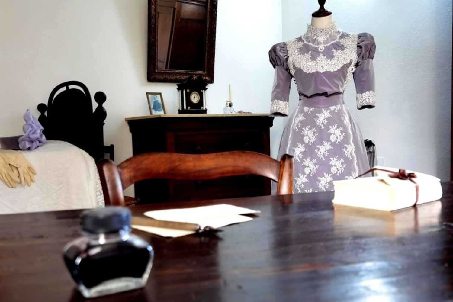 L'abito nuziale di Grazia Deledda nella sua camera da letto nella casa museo di Nuoro