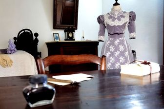 L'abito nuziale di Grazia Deledda nella sua camera da letto nella casa museo di Nuoro