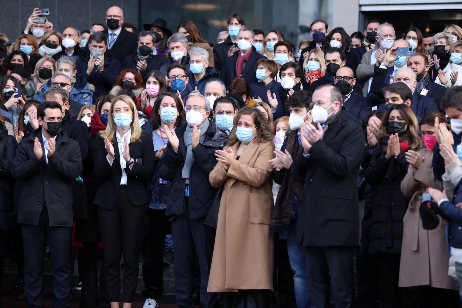 La folla che ha osservato il munito di silenzio per David Sassoli