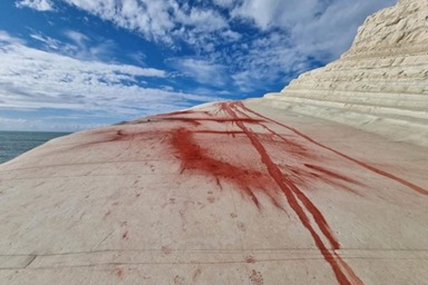 Scala dei turchi vandalizzata
