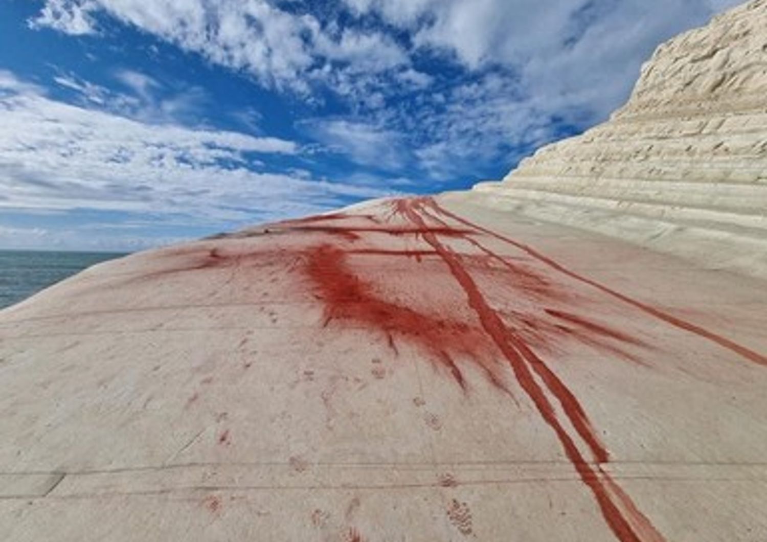 Scala dei turchi vandalizzata