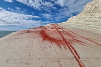Scala dei turchi vandalizzata