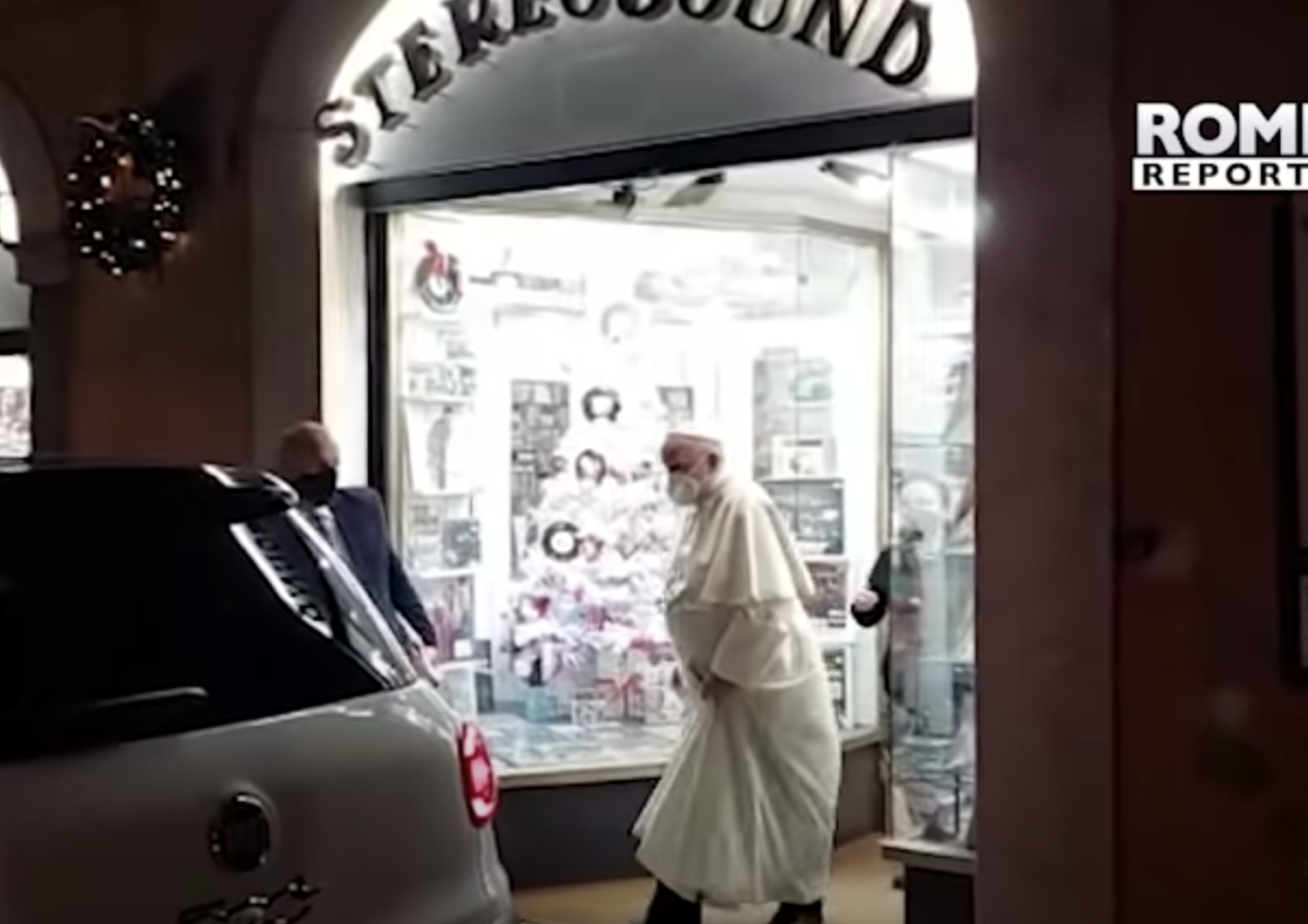 Il Papa in un negozio di dischi di Roma