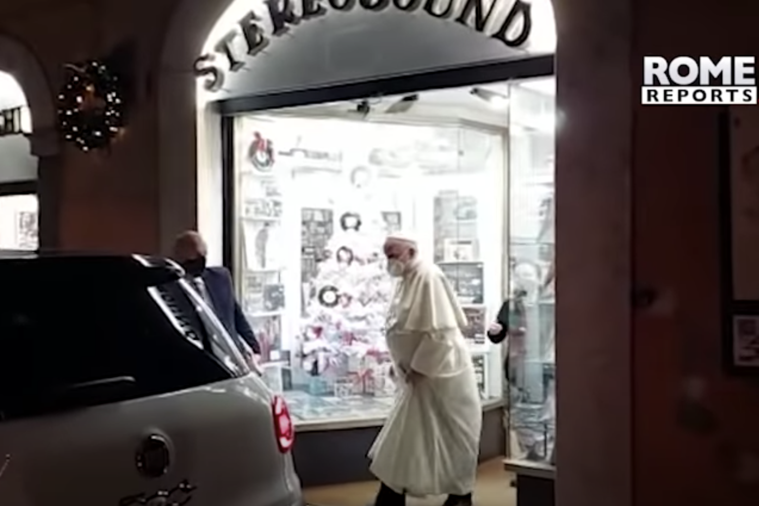 Il Papa in un negozio di dischi di Roma