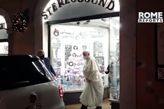Il Papa in un negozio di dischi di Roma
