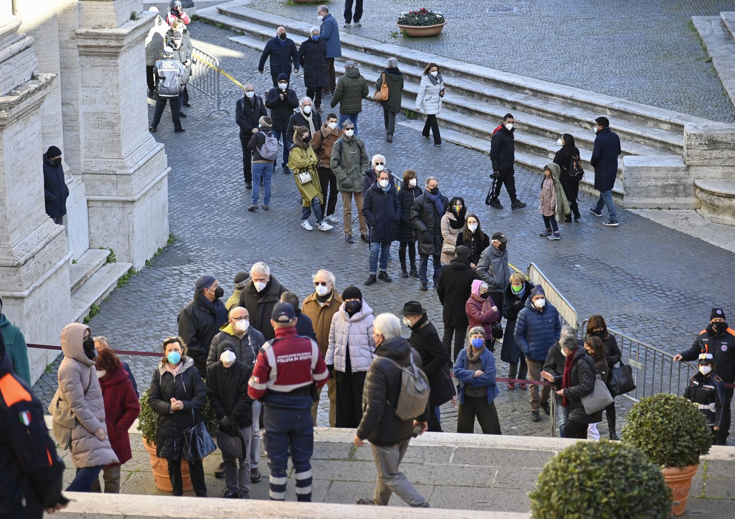 Cittadini in fila per l'ultimo omaggio a David Sassoli