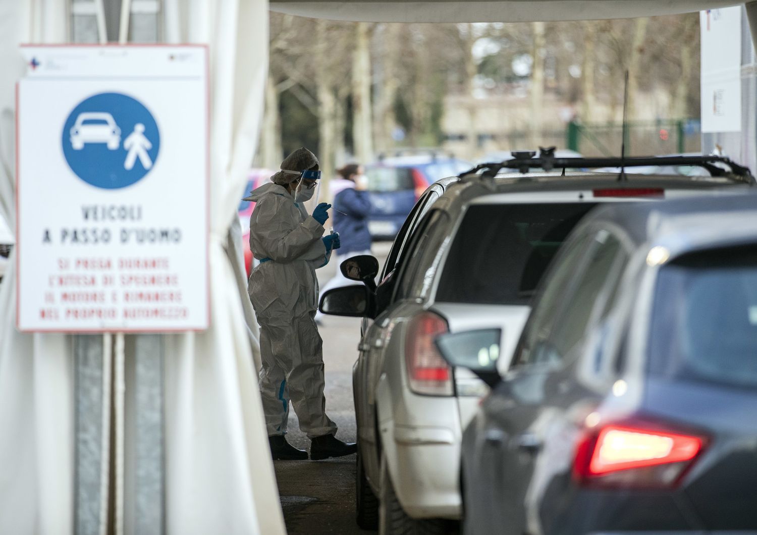 Auto in coda per effettuare tampone