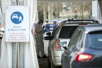 Auto in coda per effettuare tampone