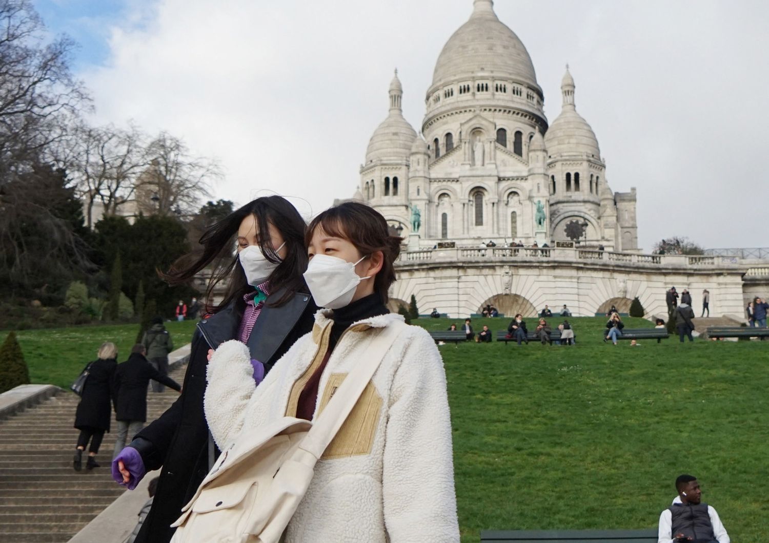 Turisti con le mascherine nel centro di Parigi&nbsp;