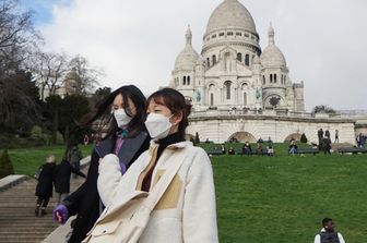 Turisti con le mascherine nel centro di Parigi&nbsp;