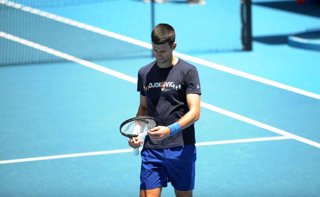 Novak Djokovic durante gli allenamenti di questi giorni a Melbourne