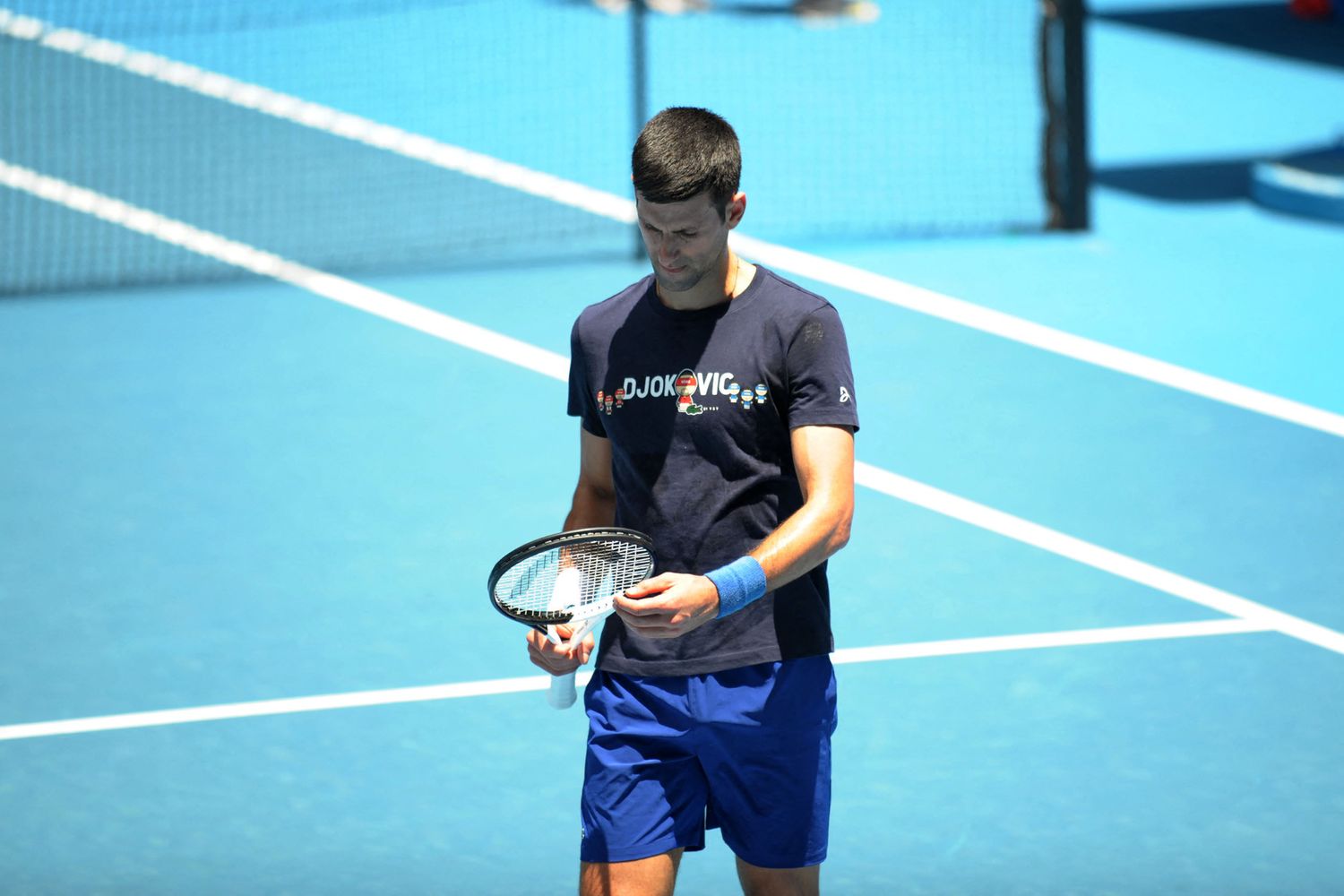 Novak Djokovic durante gli allenamenti a Melbourne