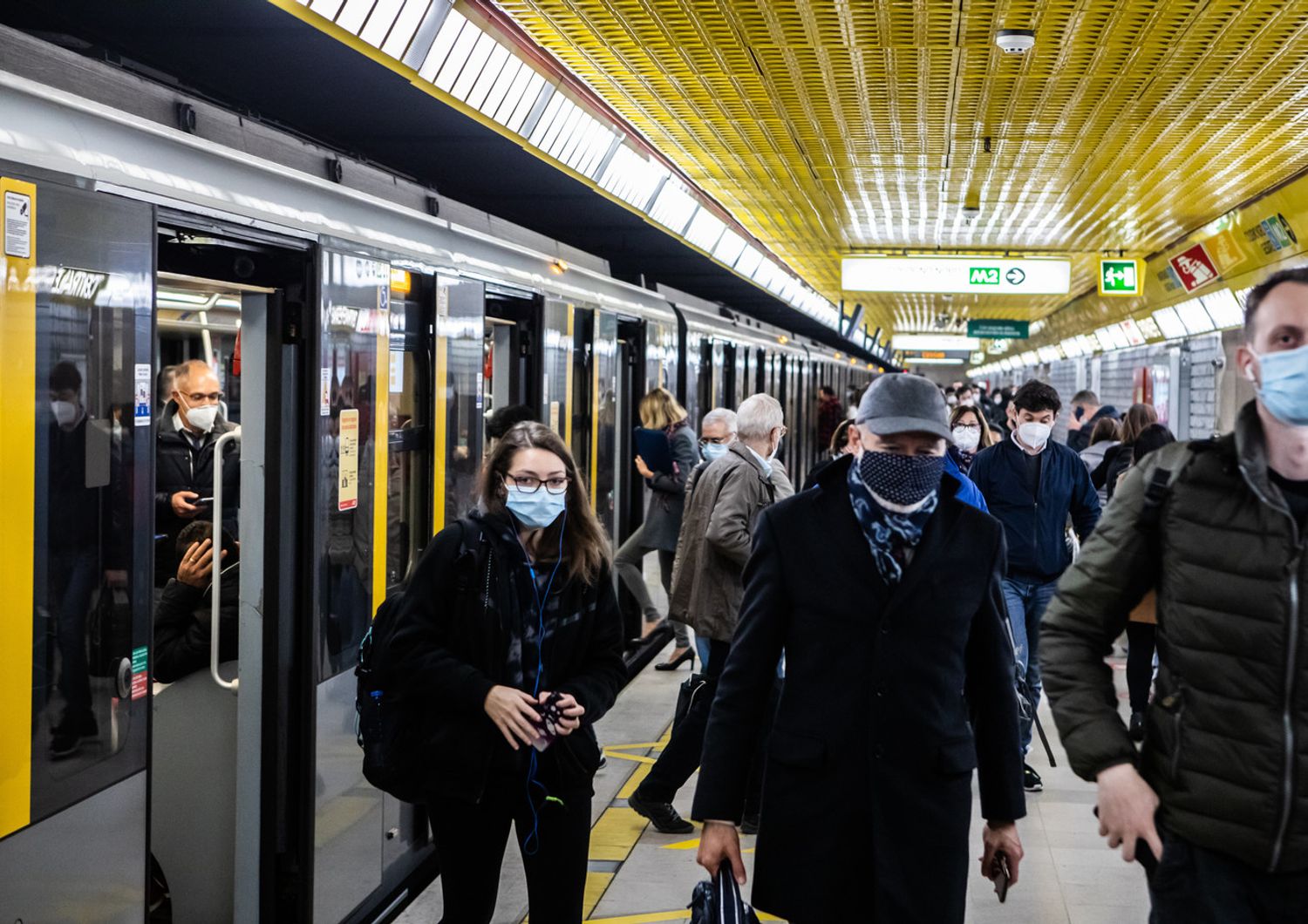 Passeggeri con mascherina anti-Covid nella metropolitana di Milano