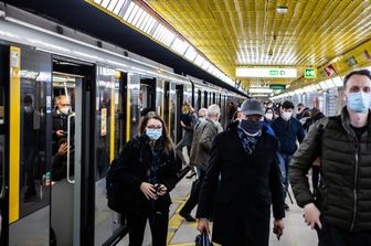 Passeggeri con mascherina anti-Covid nella metropolitana di Milano