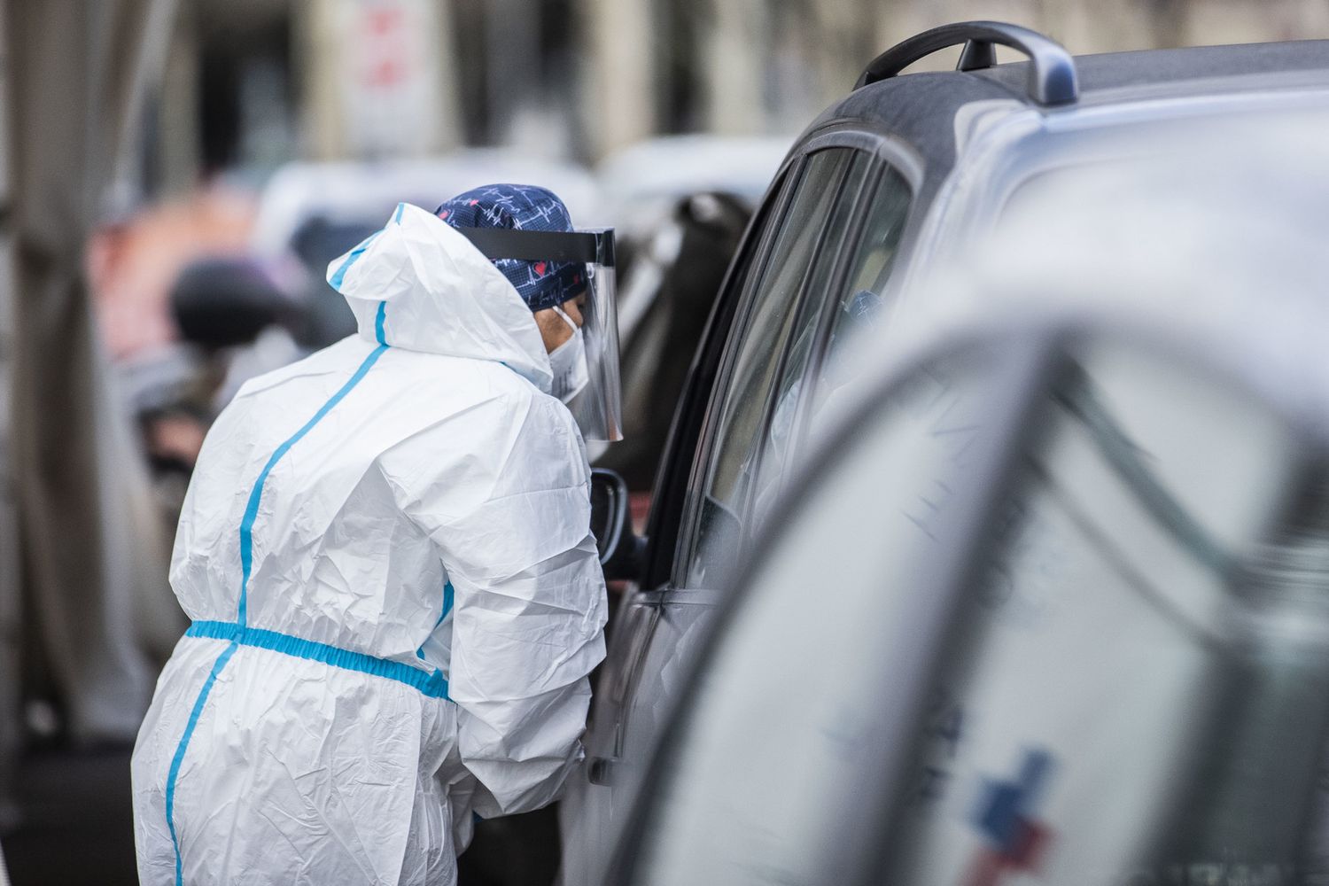 Fila per i tamponi drive in