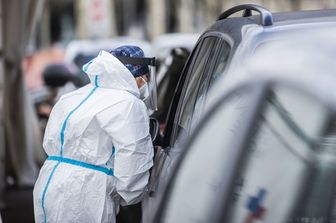 Fila per i tamponi drive in