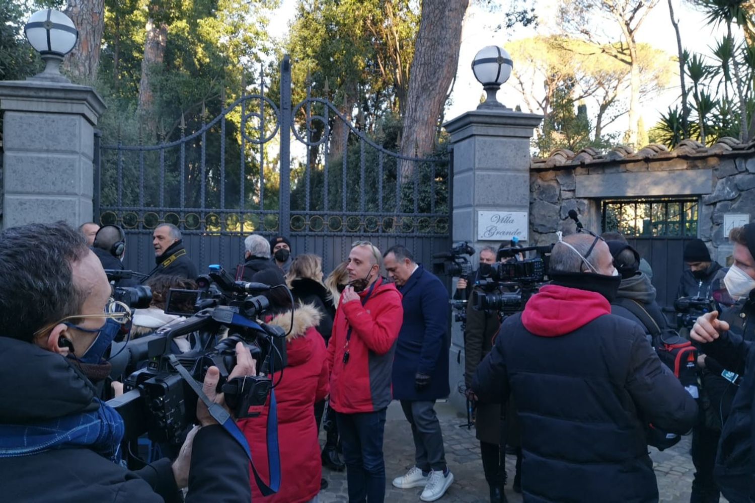I giornalisti assiepati davanti al cancello di Villa Grande