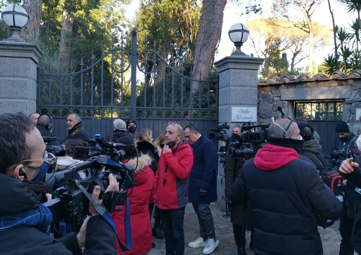 I giornalisti assiepati davanti al cancello di Villa Grande