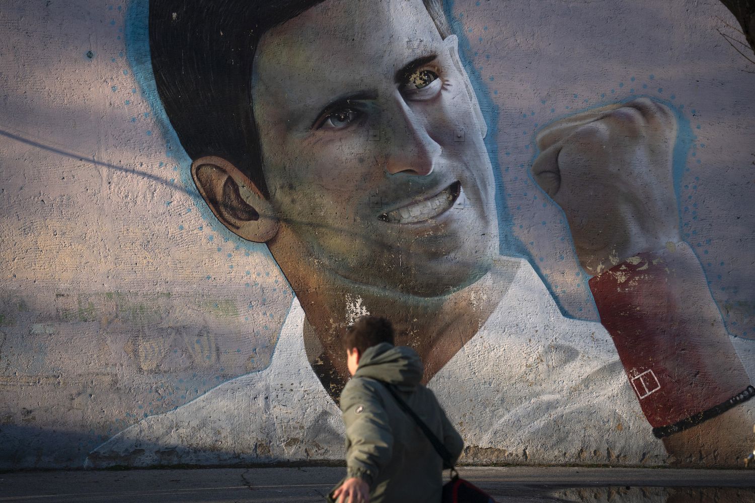 Un murales raffigurante Novak Djokovic su una scuola di Belgrado