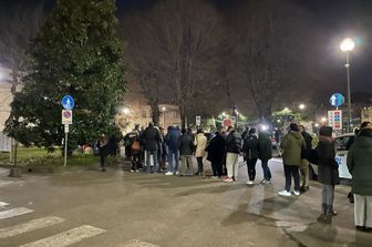 La coda al centro vaccinale di Sesto San Giovanni