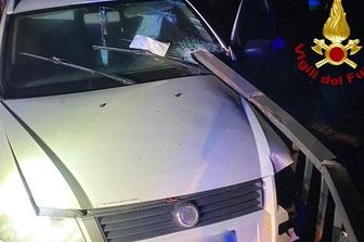 auto infilzata ringhiera ponte veneto foto