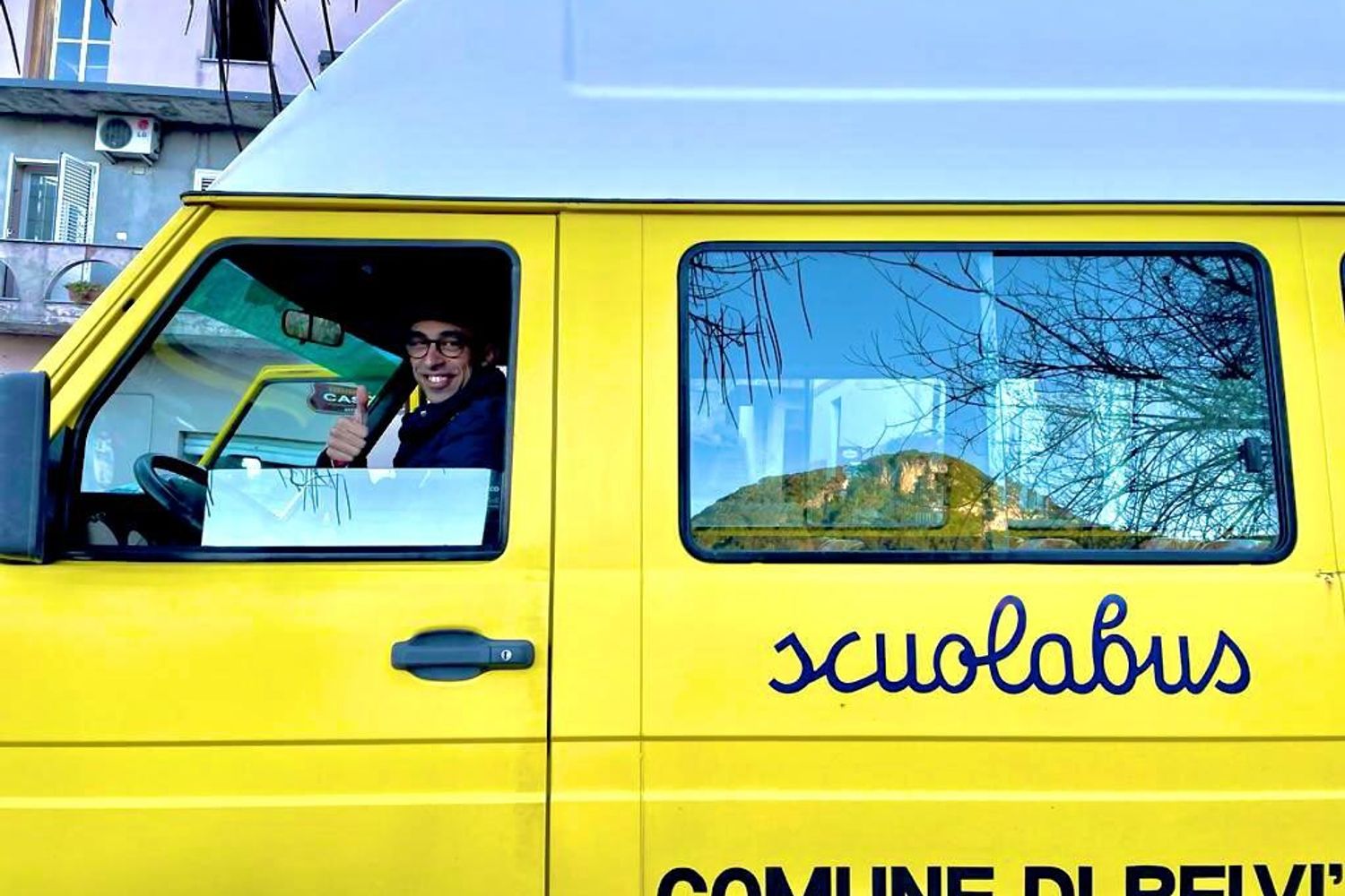 Il sindaco di Belv&igrave; guida lo scuolabus