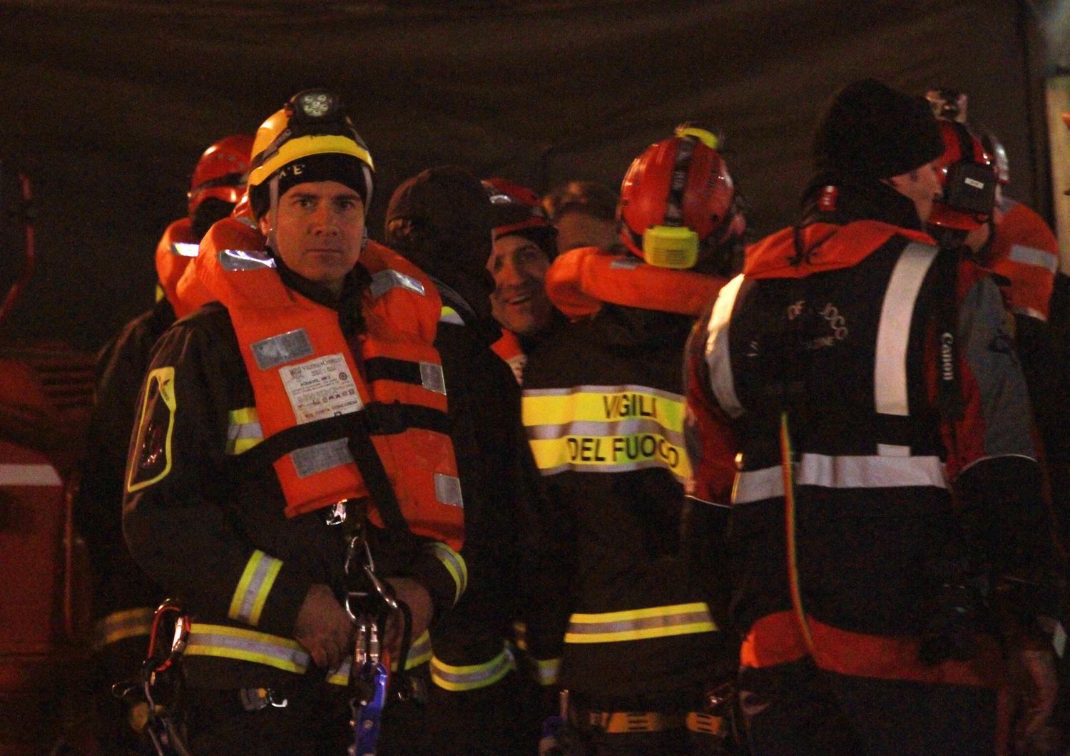 Vigili del Fuoco si preparano a entrare nel relitto della Concordia