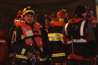 Vigili del Fuoco si preparano a entrare nel relitto della Concordia