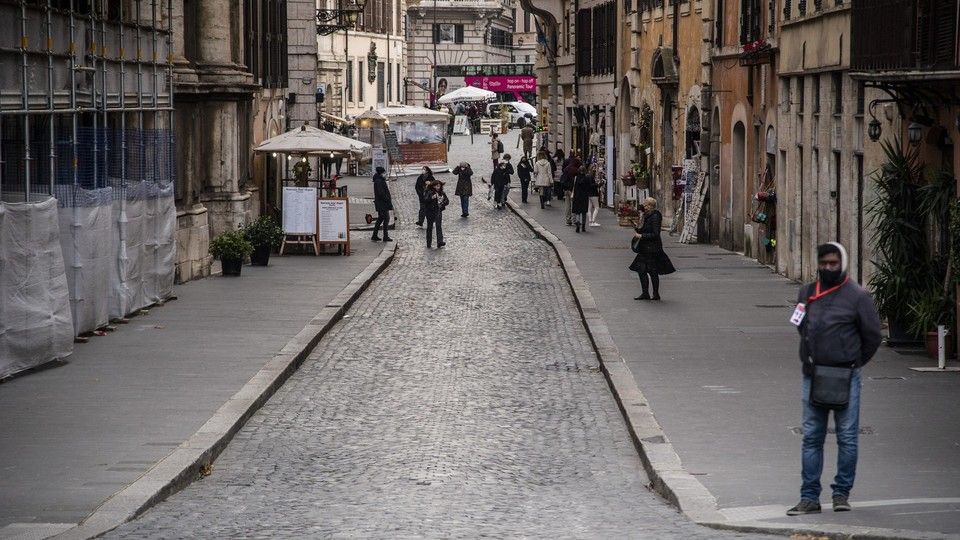 Roma svuotata dal dilagare della variante Omicron - Una via del centro
