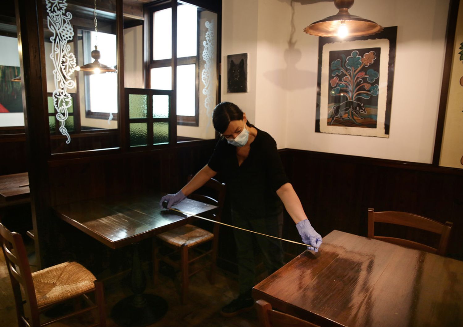 In una pizzeria di Mestre viene misurata la distanza tra i tavoli