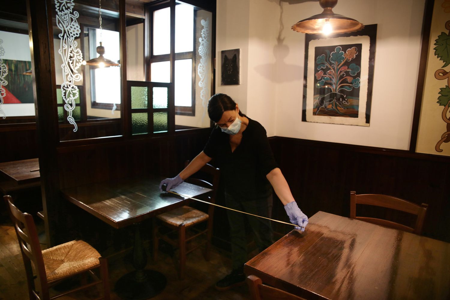 In una pizzeria di Mestre viene misurata la distanza tra i tavoli