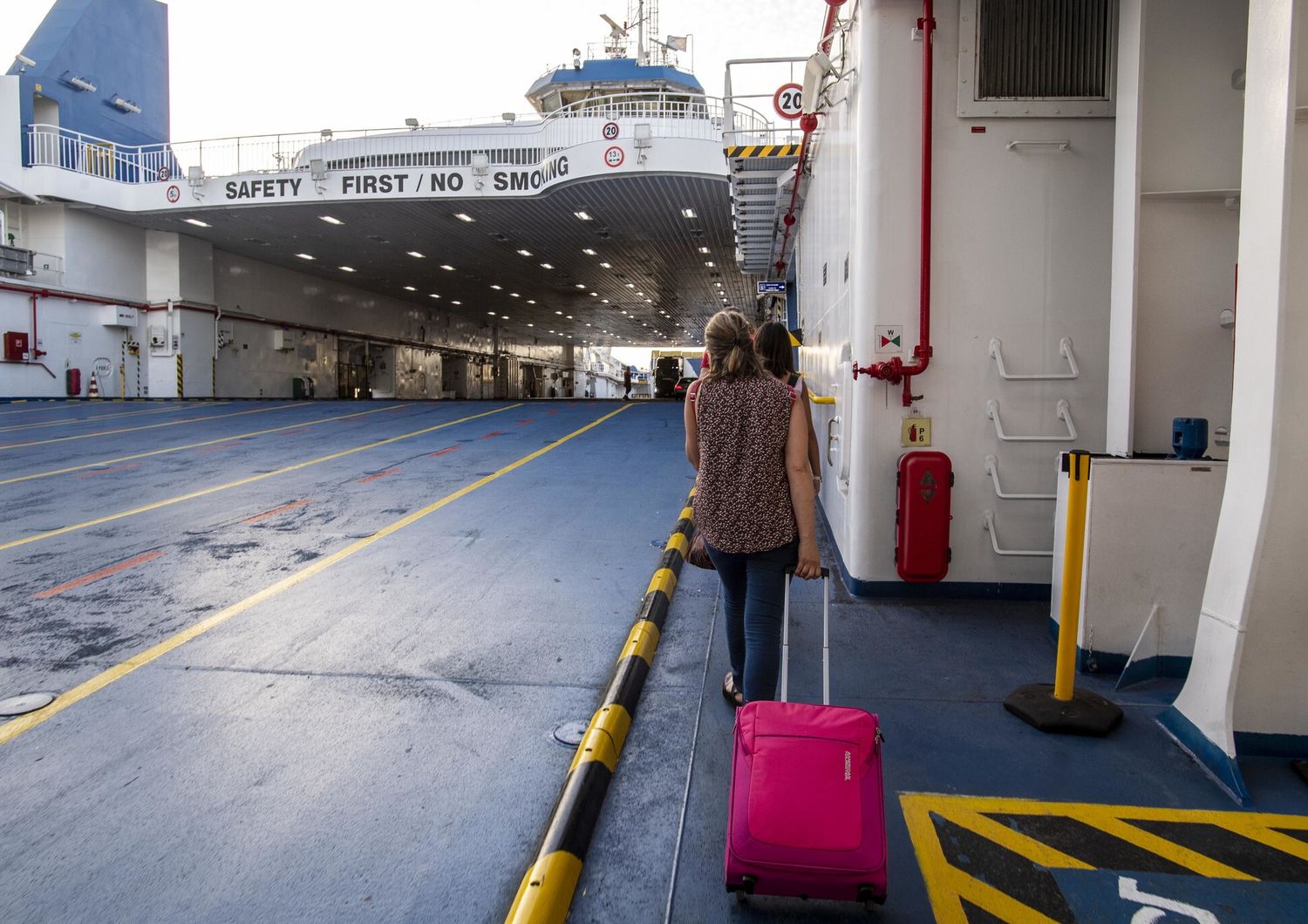 L'imbarco sui traghetti che attraversano lo stretto di Messina