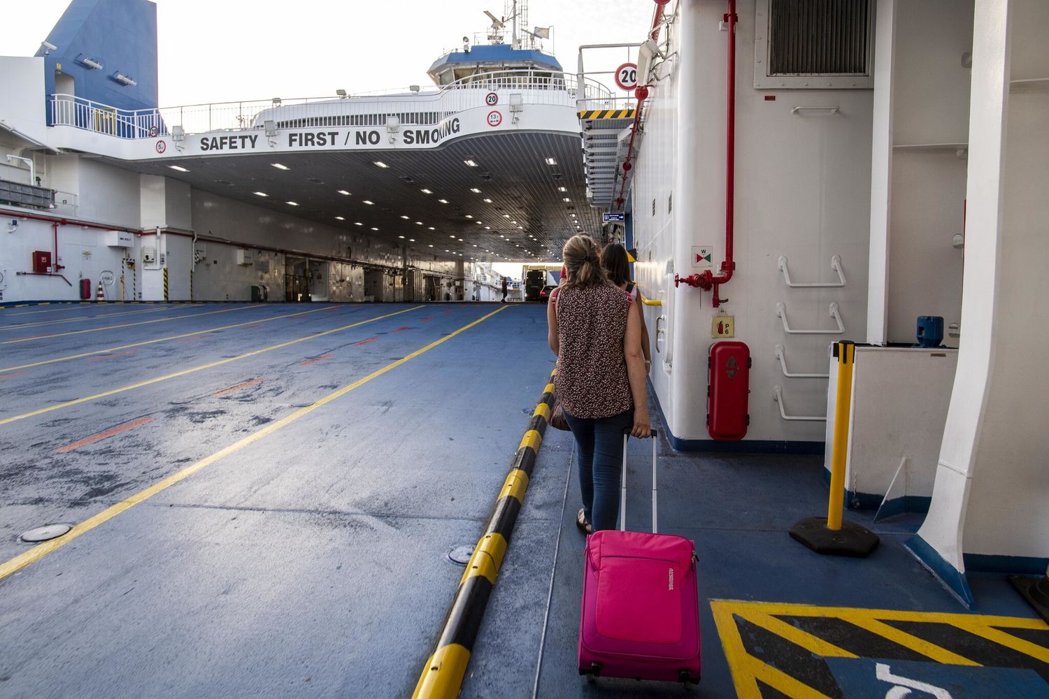 L'imbarco sui traghetti che attraversano lo stretto di Messina