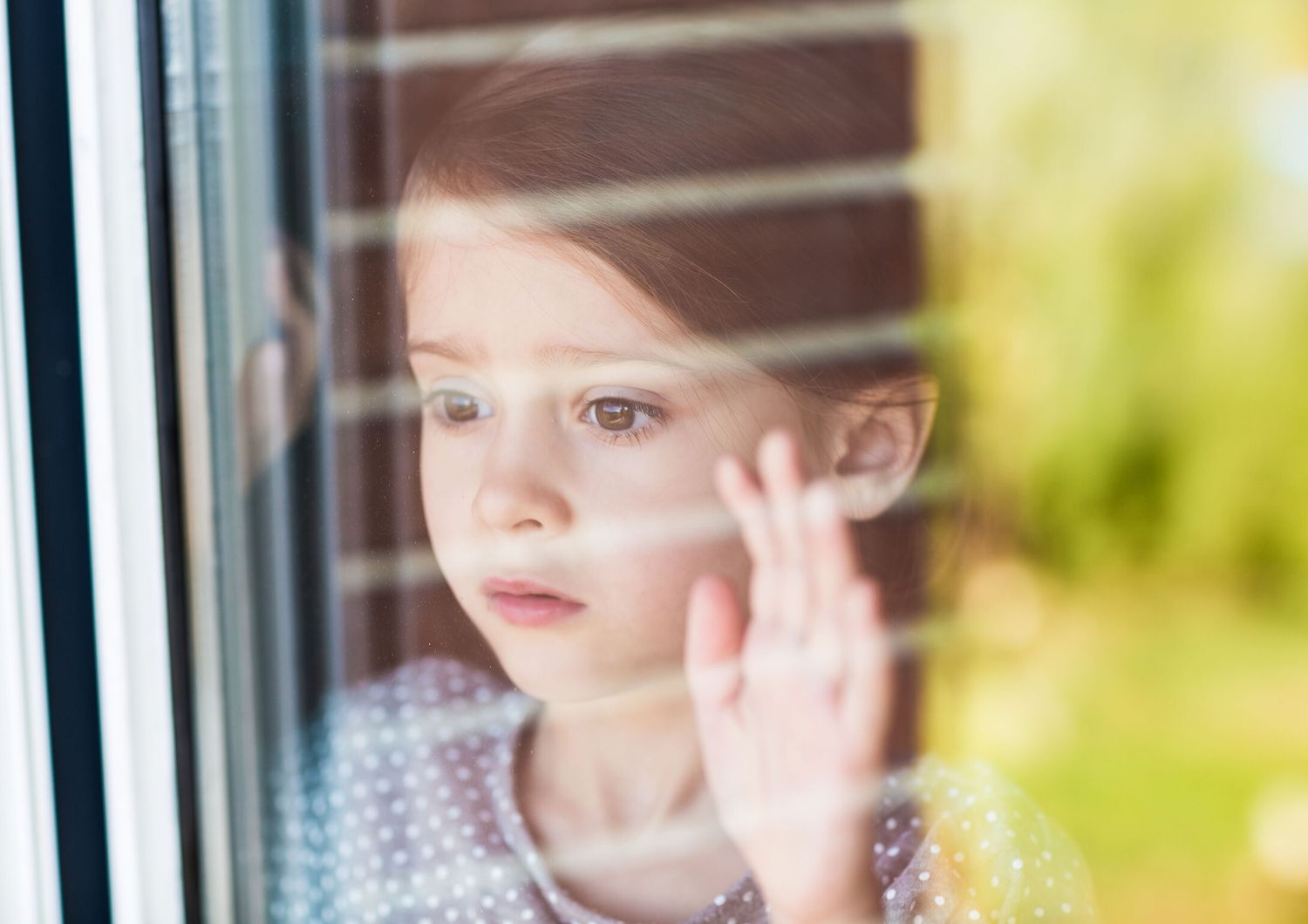 Una bambina costretta all'isolamento