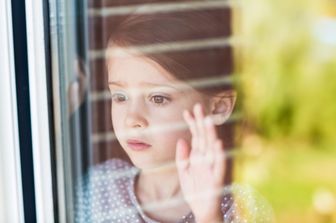 Una bambina costretta all'isolamento